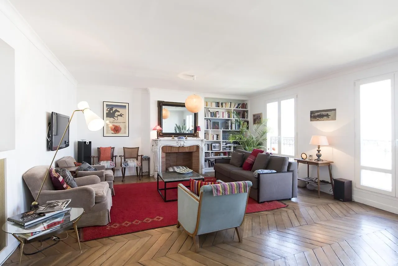 Апартаменты Veeve - Balcony Over The Tree-lined Boulevard *