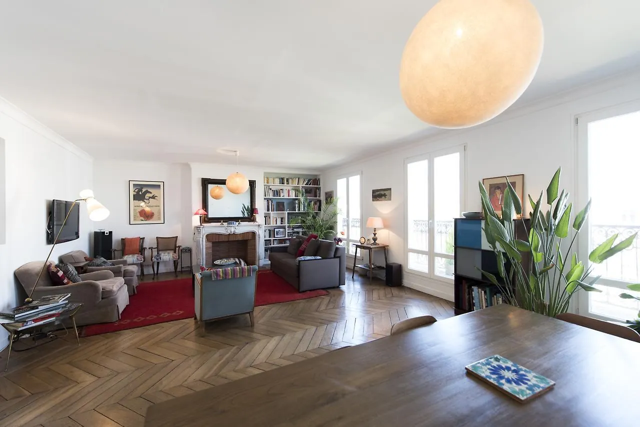 Veeve - Balcony Over The Tree-lined Boulevard Апартаменты *