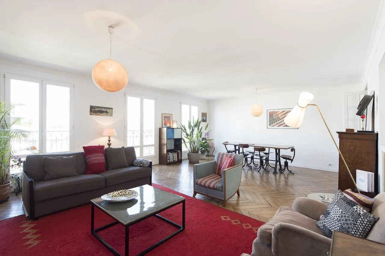 Veeve - Balcony Over The Tree-lined Boulevard Апартаменты *