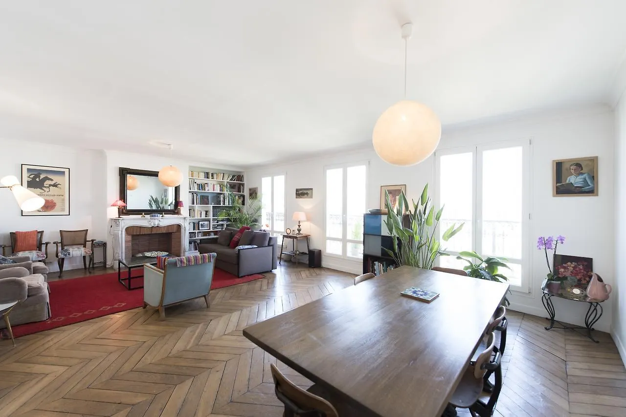 Апартаменты Veeve - Balcony Over The Tree-lined Boulevard