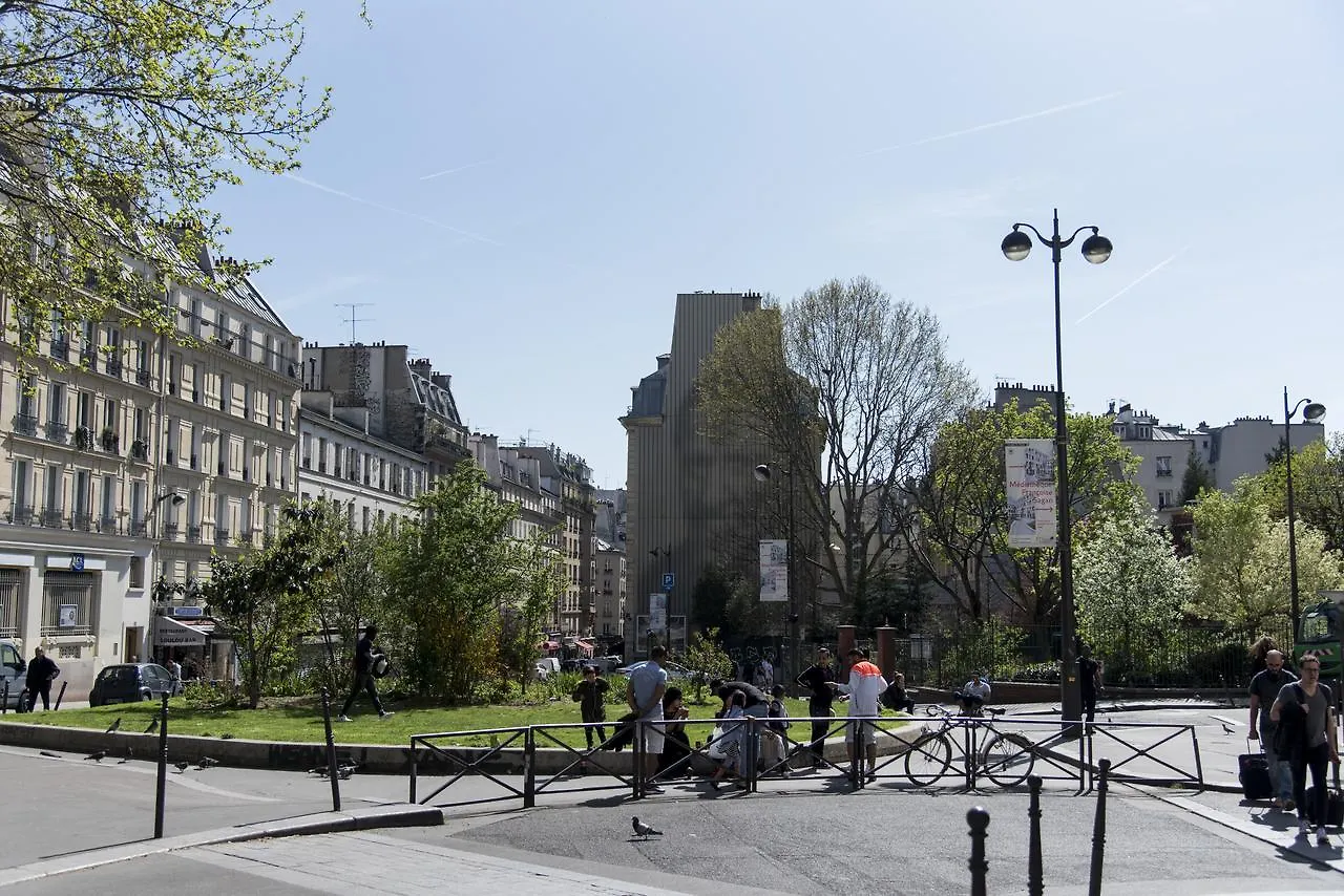 Veeve - Balcony Over The Tree-lined Boulevard Апартаменты Париж