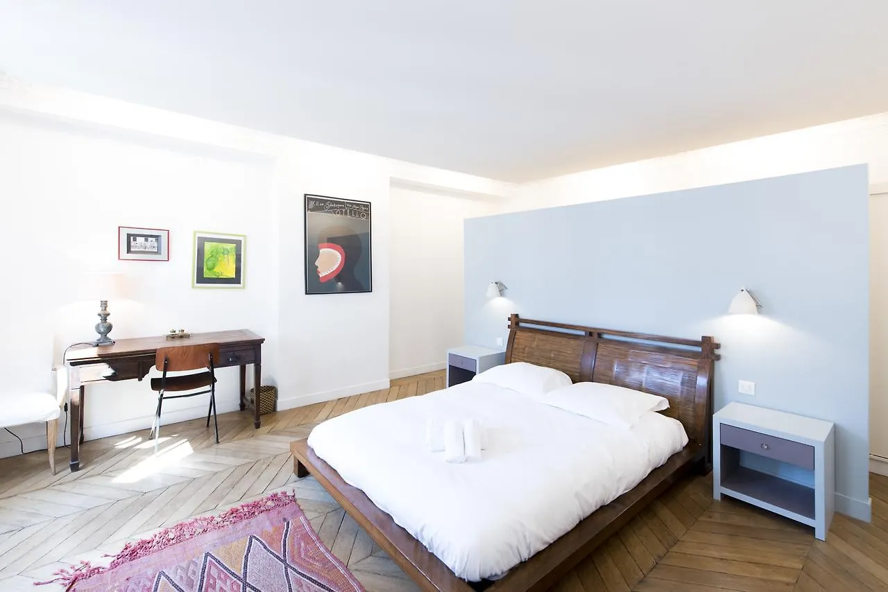 Апартаменты Veeve - Balcony Over The Tree-lined Boulevard Париж