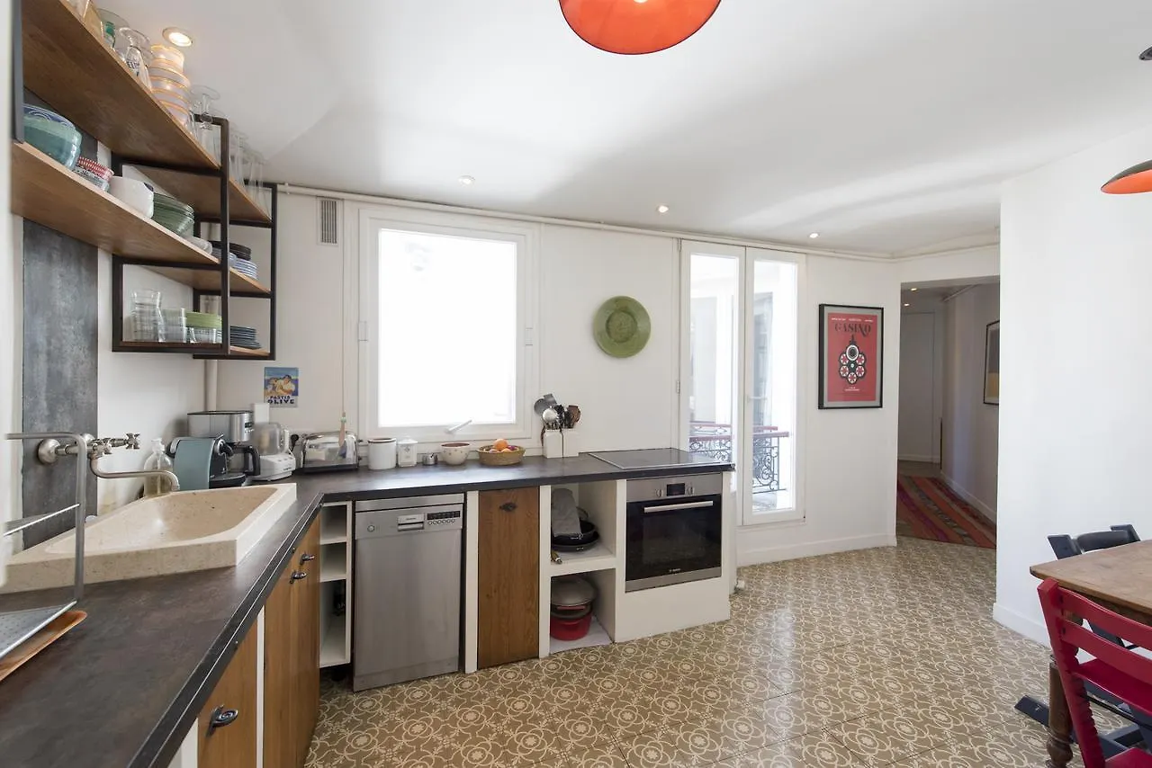 Veeve - Balcony Over The Tree-lined Boulevard Апартаменты