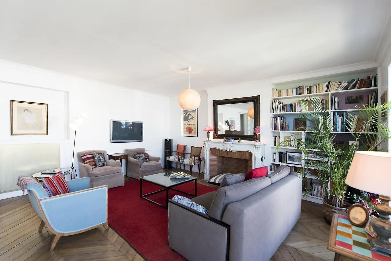 Veeve - Balcony Over The Tree-lined Boulevard Апартаменты Париж